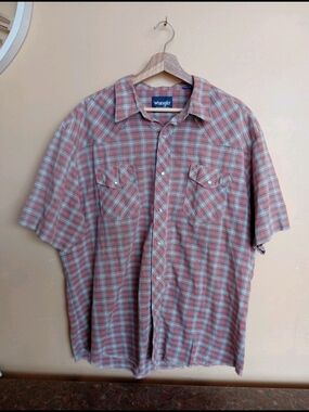 Wrangler Short-Sleeve Plaid Button-Down Shirt in Red and Gray